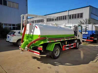 凱馬5.6方超容積國(guó)五吸糞車(chē) 高效環(huán)衛(wèi)作業(yè)的得力助手